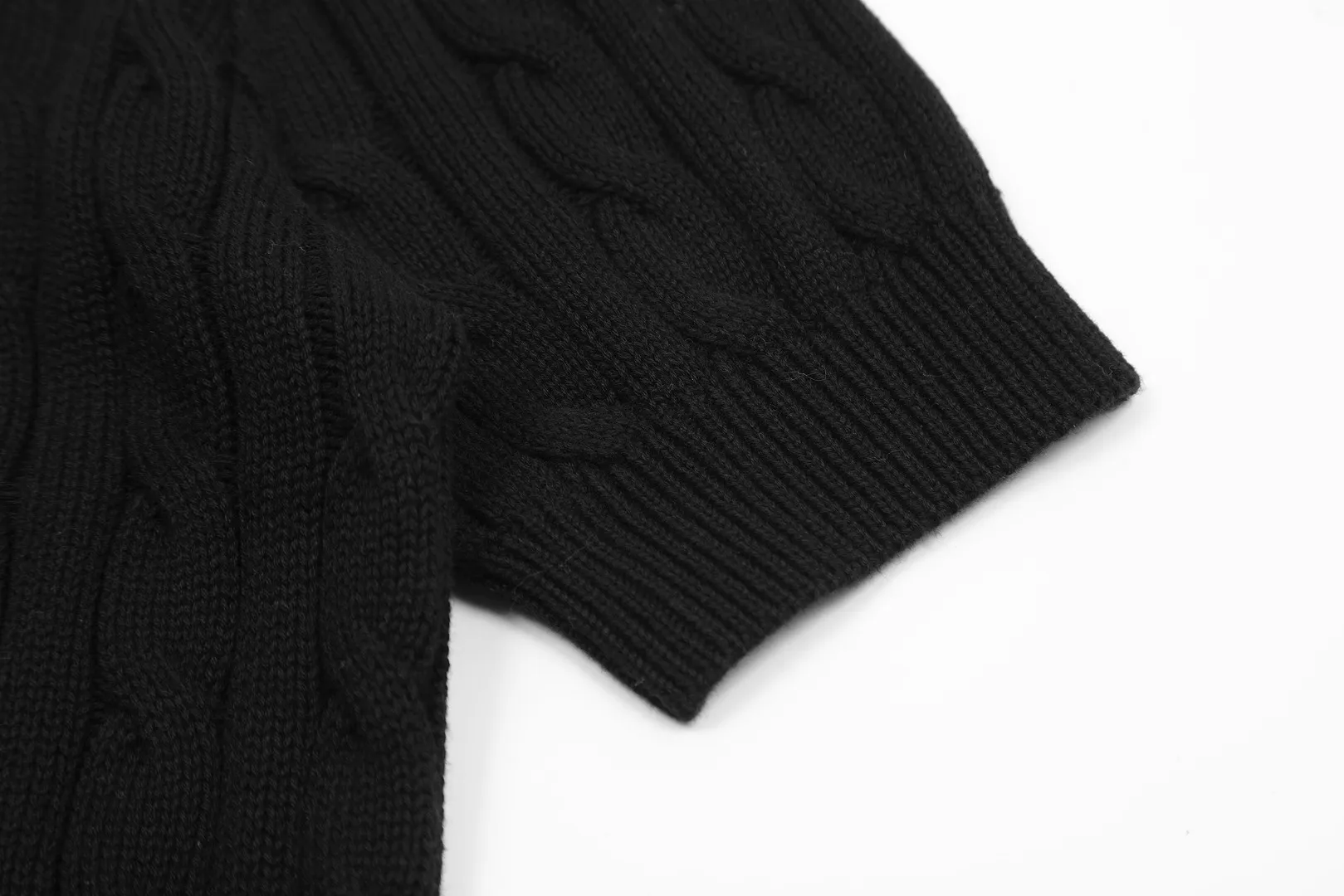 🅿️176 "Top quality" Style number: DS021# (not off the shelves all year round) [Ralph Lauren round neck cardigan solid color pony embroidered logo knitted short sleeves] ✅Ralph Lauren classic basic versatile all-season cardigan knitted short sleeves ✅Main supplier platform live broadcast Wholesale entities Replenish when out of stock Not off the shelves ✅ZP quality 1:1 version Scan the code to enter the GF website Counter quality ✅Details and quality are the only one in Guangzhou. Imported quality cotton yarn, focusing on high-end, cost-effective. Needless to say good quality. ✅The version is restored to the original order. The maximum size can be worn up to 160 pounds. Loose, comfortable and stress-free.